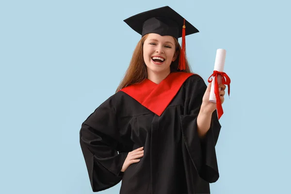 Estudante Pós Graduação Com Diploma Fundo Azul — Fotografia de Stock