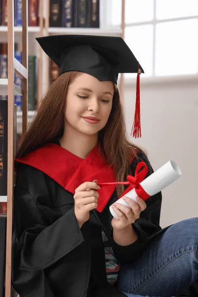 Estudante Pós Graduação Com Diploma Biblioteca — Fotografia de Stock