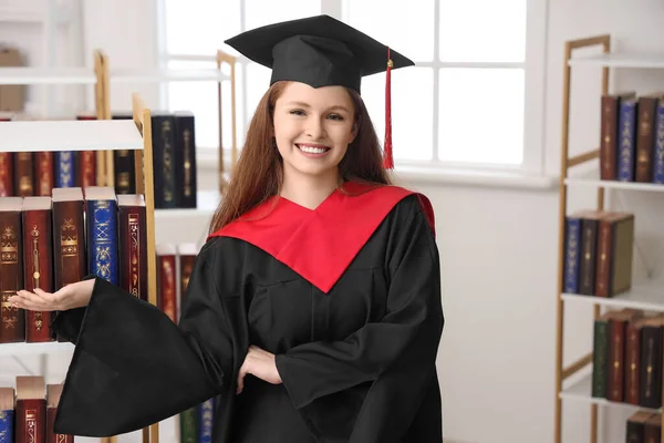 Estudiante Graduada Biblioteca — Foto de Stock
