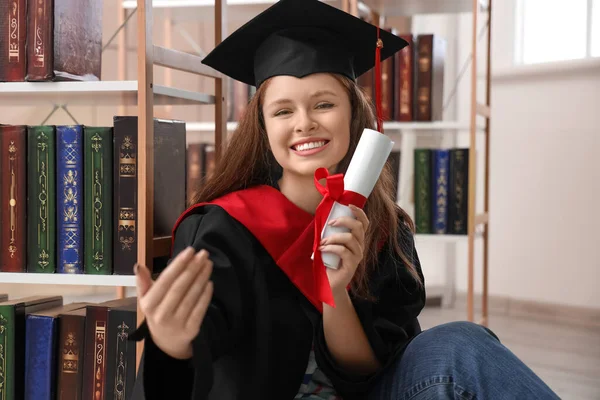 Estudante Pós Graduação Com Diploma Biblioteca — Fotografia de Stock