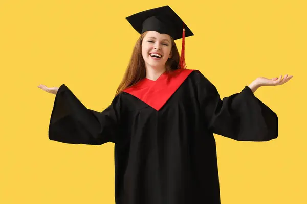 Estudante Pós Graduação Feliz Sexo Feminino Fundo Amarelo — Fotografia de Stock