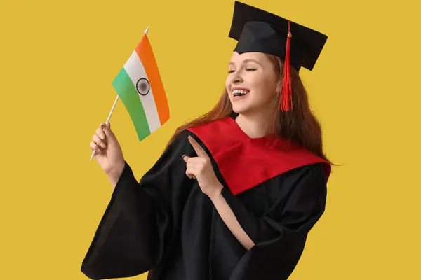 Аспирантка Указывающая Индийский Флаг Желтом Фоне — стоковое фото