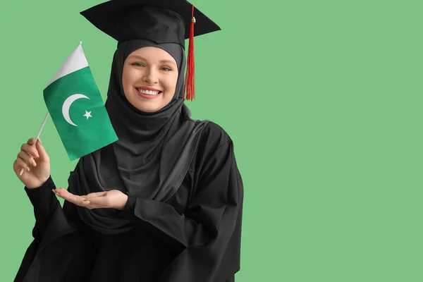 Исламский Аспирант Флагом Пакистана Зеленом Фоне — стоковое фото