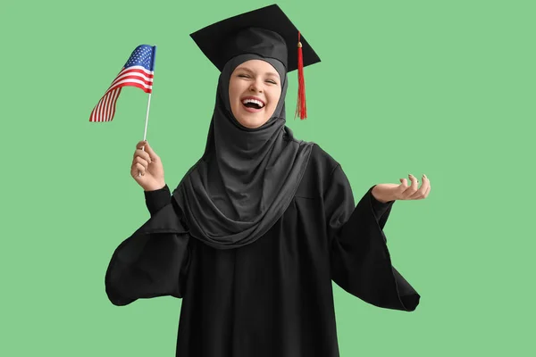 Мусульманский Аспирант Флагом Сша Зеленом Фоне — стоковое фото