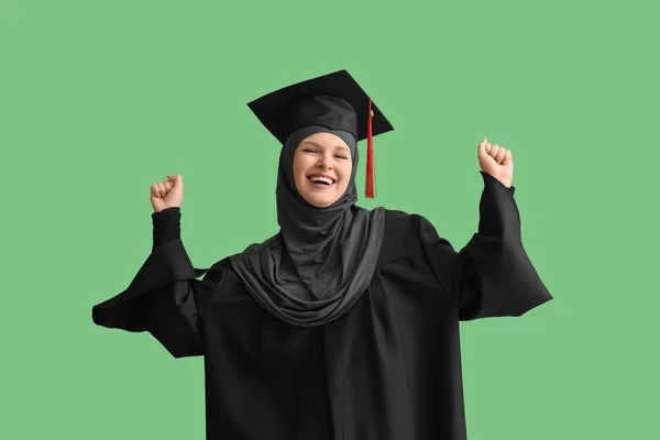 Heureux Étudiant Musulman Diplômé Sur Fond Vert — Photo