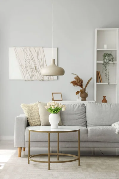 Gemütliches Graues Sofa Und Vase Mit Tulpenblumen Auf Couchtisch Wohnzimmer — Stockfoto