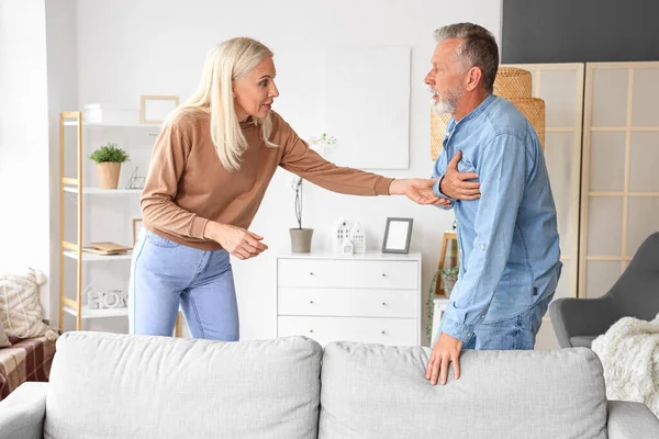 Mature Woman Her Husband Having Heart Attack Home — Stock Photo, Image