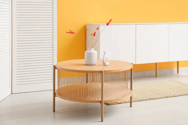 오렌지 드레싱 스크린과 드레서와 가벼운 테이블 — 스톡 사진