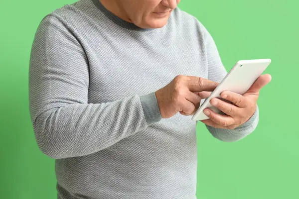 Senior Mann Mit Tablet Computer Auf Grünem Hintergrund Nahaufnahme — Stockfoto