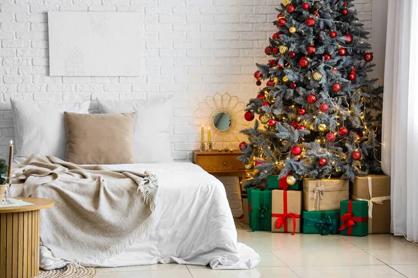 Interieur Des Festlichen Schlafzimmers Mit Weihnachtsbaum — Stockfoto