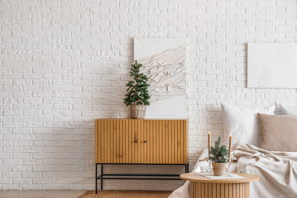 Интерьер праздничной спальни с рождественским декором