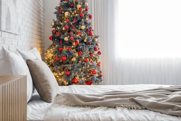 Bequemes Bett Inneren Des Festlichen Schlafzimmers Mit Weihnachtsbaum — Stockfoto