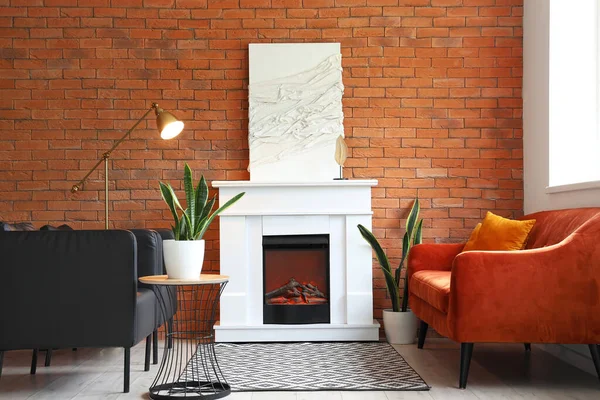 Stilvoller Kamin Sofa Und Sessel Der Nähe Der Ziegelwand — Stockfoto
