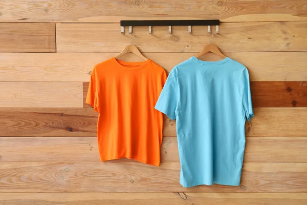 Stijlvolle Shirts Hangend Houten Ondergrond — Stockfoto