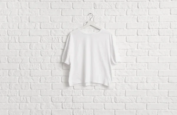Elegante Shirt Pendurada Parede Tijolo Branco — Fotografia de Stock
