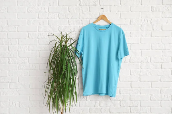 Stijlvol Blauw Shirt Hangend Aan Witte Bakstenen Muur — Stockfoto