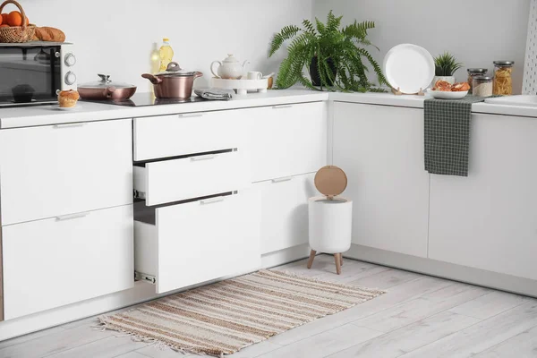 Interior Cozinha Moderna Com Tapete Elegante Lixeira Balcões Brancos — Fotografia de Stock
