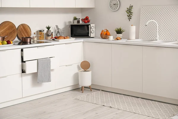 Interior Cozinha Moderna Com Tapete Elegante Lixeira Balcões Brancos — Fotografia de Stock