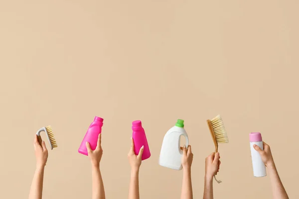 Mulheres Com Material Limpeza Fundo Bege — Fotografia de Stock