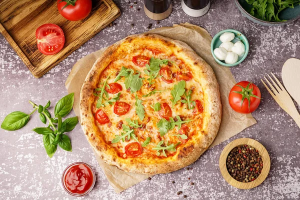 Papier Pieczenia Smaczną Pizzą Margarita Miską Mozzarelli Ciemnym Stole — Zdjęcie stockowe