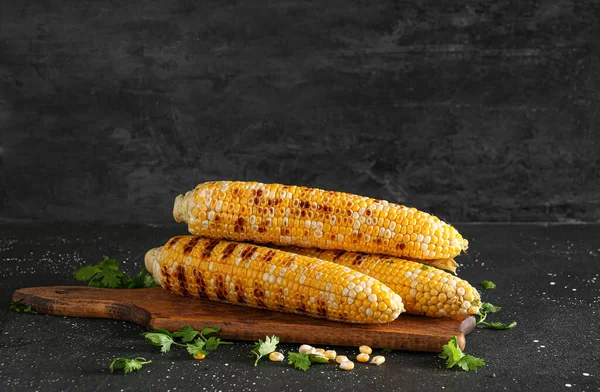 Wooden Board Tasty Grilled Corn Cobs Parsley Black Background — Stock Photo, Image