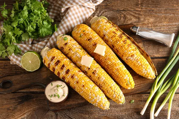 Board Tasty Grilled Corn Cobs Butter Parsley Wooden Table — Stock Photo, Image