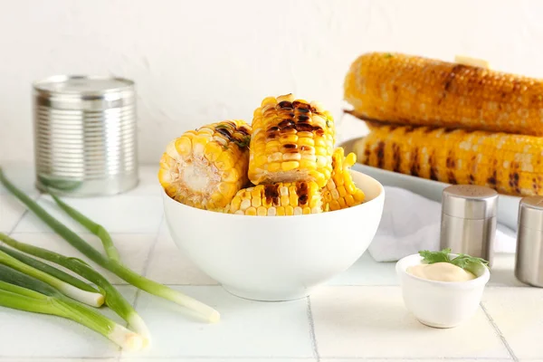 Bowl Tasty Grilled Corn Cobs Green Onion White Tile Table — Stock Photo, Image