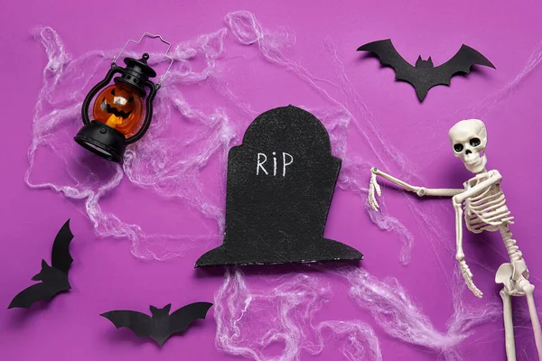 Složení Lucernou Kostra Hrob Papírové Netopýry Halloween Fialovém Pozadí — Stock fotografie