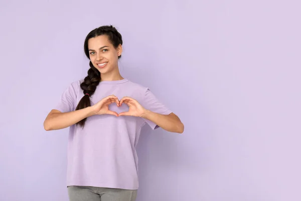 Junge Frau Shirt Macht Herz Mit Den Händen Auf Fliederfarbenem — Stockfoto
