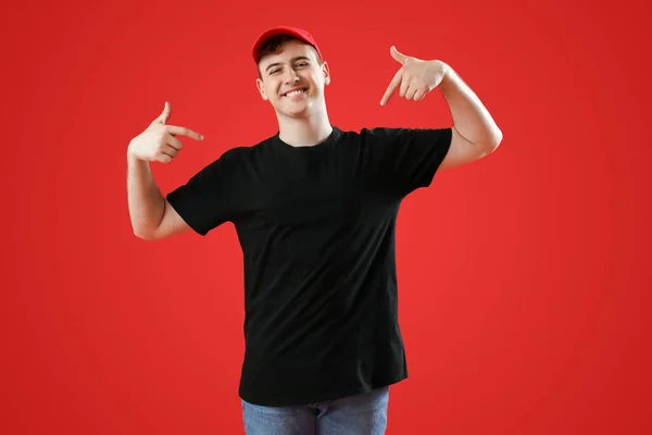 Młody Mężczyzna Czarnej Koszulce Czapce Czerwonym Tle — Zdjęcie stockowe