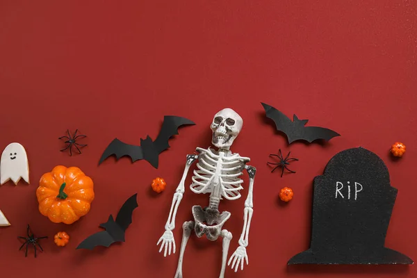 Kompozycja Szkieletem Wystrojem Halloween Czerwonym Tle — Zdjęcie stockowe