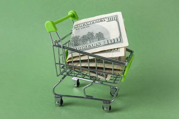 Carrito Compras Con Billetes Dólar Sobre Fondo Verde Primer Plano — Foto de Stock