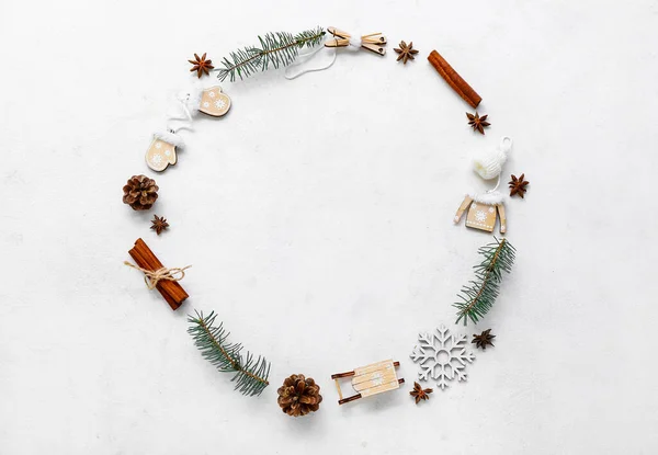 Rahmen Aus Weihnachtsbaumzweigen Mit Dekoration Und Zimt Auf Weißem Hintergrund — Stockfoto