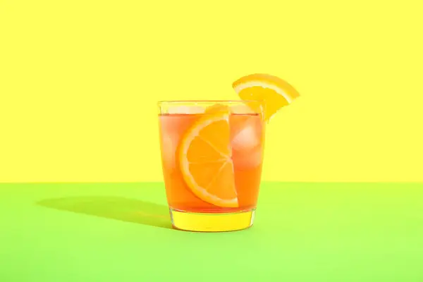 Glas Koude Negroni Cocktail Kleur Achtergrond — Stockfoto