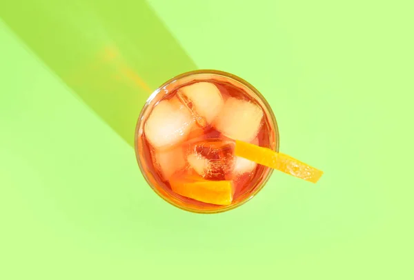 Glas Koude Negroni Cocktail Groene Achtergrond — Stockfoto
