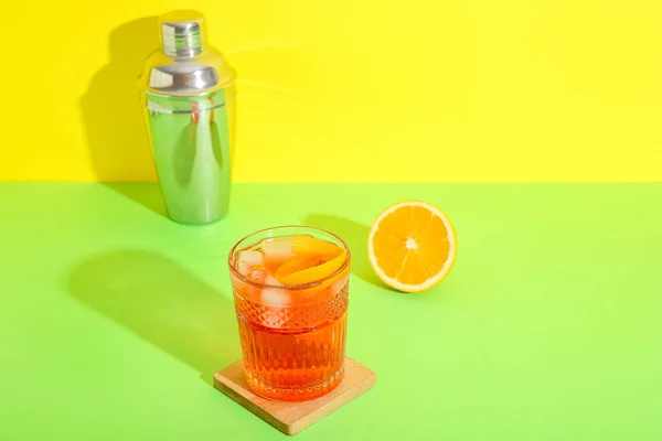 Bir Bardak Lezzetli Negroni Kokteyli Çalkalayıcı Turuncu Renkli Arka Plan — Stok fotoğraf