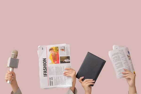 Mãos Femininas Com Jornais Notebook Microfone Sobre Fundo Colorido — Fotografia de Stock