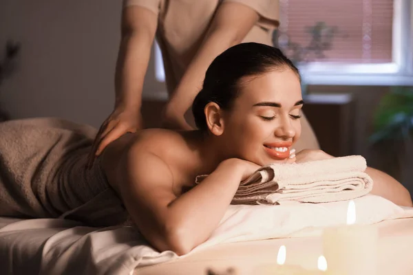 Mooie Jonge Vrouw Het Hebben Van Massage Spa Salon — Stockfoto
