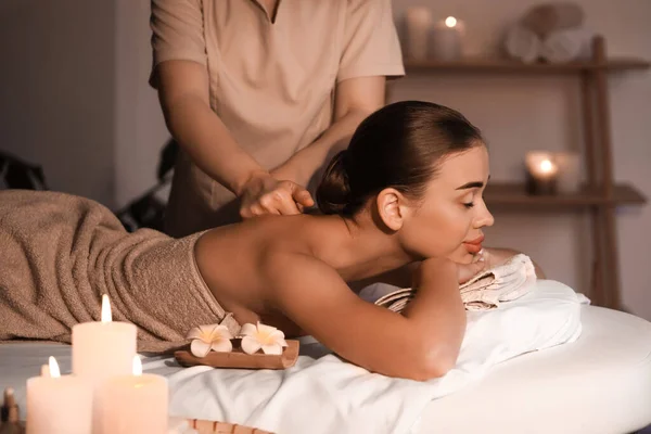Bella Giovane Donna Che Massaggio Nel Salone Spa — Foto Stock