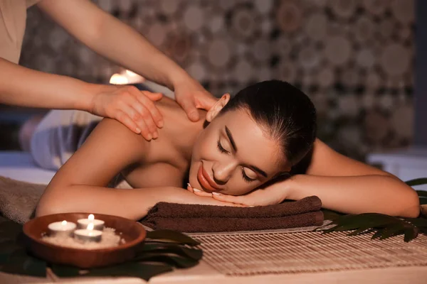 Bella Giovane Donna Che Massaggio Nel Salone Spa — Foto Stock