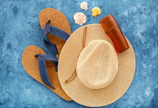 Pair Flip Flops Hat Sunscreen Cream Grunge Blue Background — Stock Photo, Image