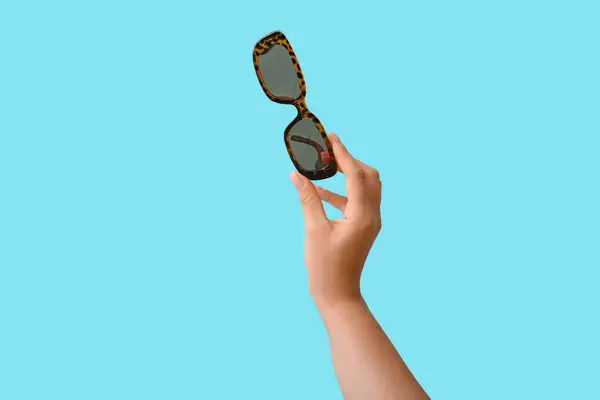 Vrouw Met Stijlvolle Zonnebril Blauwe Achtergrond — Stockfoto