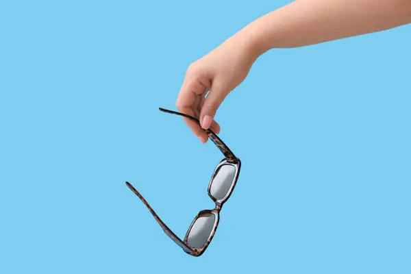 Frau Mit Stylischer Sonnenbrille Auf Blauem Hintergrund — Stockfoto