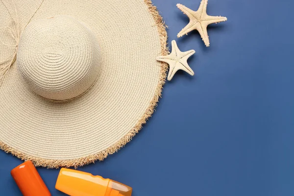 Composition Stylish Straw Hat Bottles Sunscreen Cream Starfishes Color Background — Stock Photo, Image