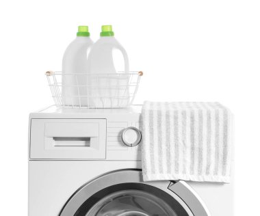 Çamaşır makinesi beyaz arka planda izole edilmiş deterjan şişeleri ve havluyla
