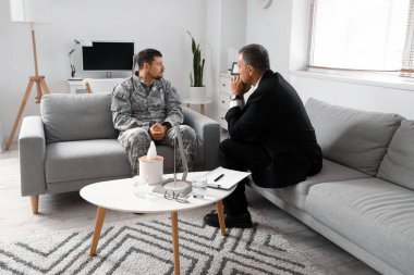 Olgun psikolog görevde askerle çalışıyor.