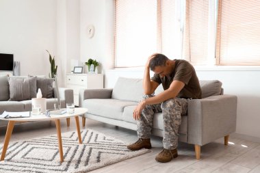 Psikologun ofisinde olgun bir asker.