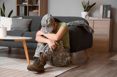 Psikolojideki stresli bayan asker görevde.