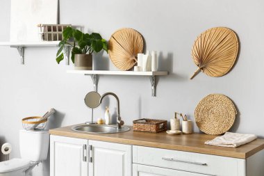 Seramik klozetli, lavabolu ve gösterişli tuvaletlerin olduğu ışık tuvaleti.