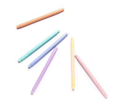 Beyaz arkaplanda renkli keçeli kalemler